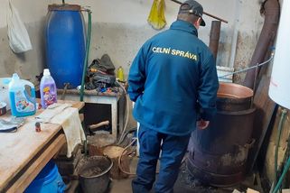 Nelegální pálení alkoholu probíhalo na Zlínsku v žalostných podmínkách - Novinky